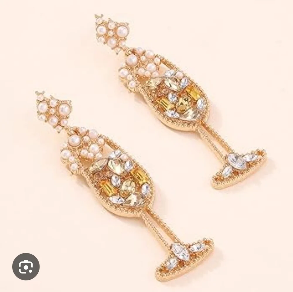 🥂 ▪️Piper k ▪️cheers Champagne Glass Stone dangle earrings NWT 🥂✨️🍾
